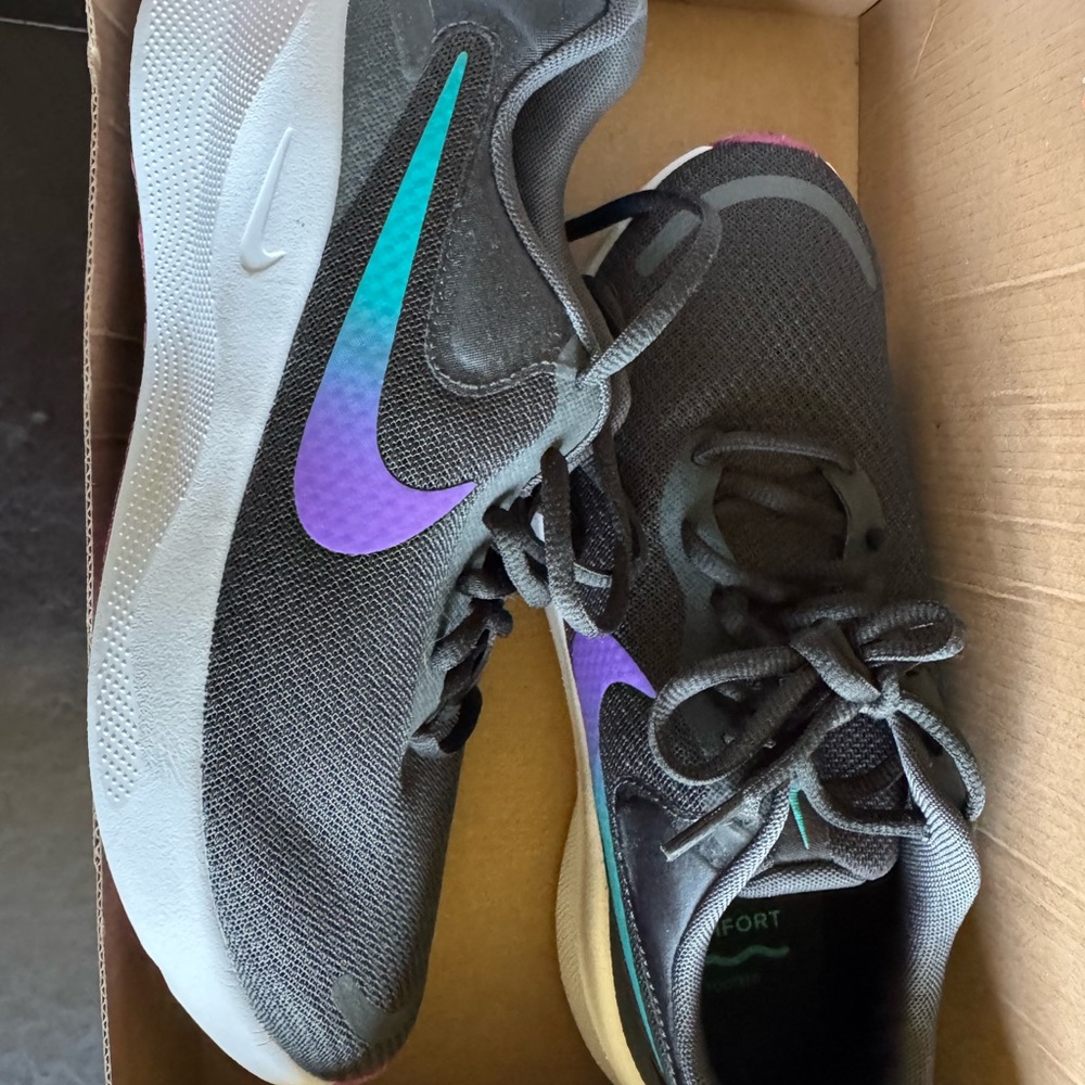 Nike Revolution 7 in Smoke Grey and Dusty Cactus